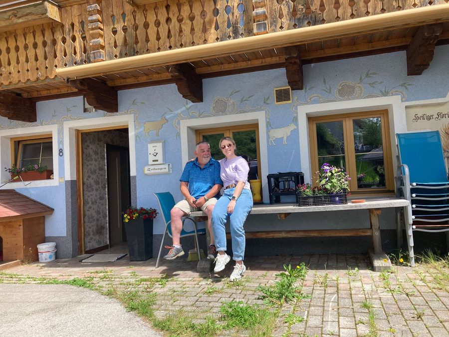 Vor der Hütte auf der Bank