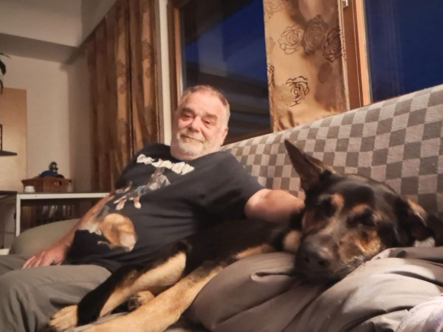 Enzo mit dem Hund auf der Couch