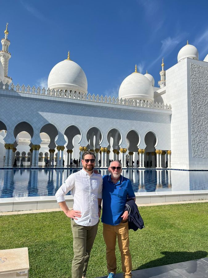Vor der Scheich-Zayid-Moschee