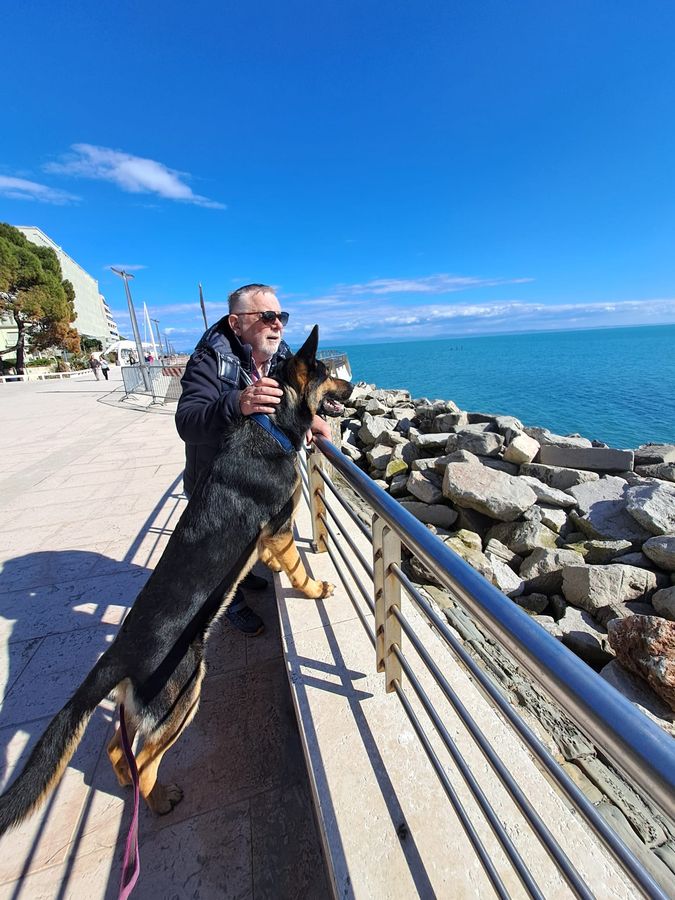 Enzo und sein Schäferhund an der Promenade