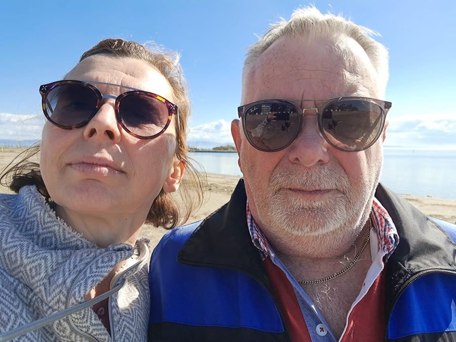 Enzo und seine Frau am Meer
