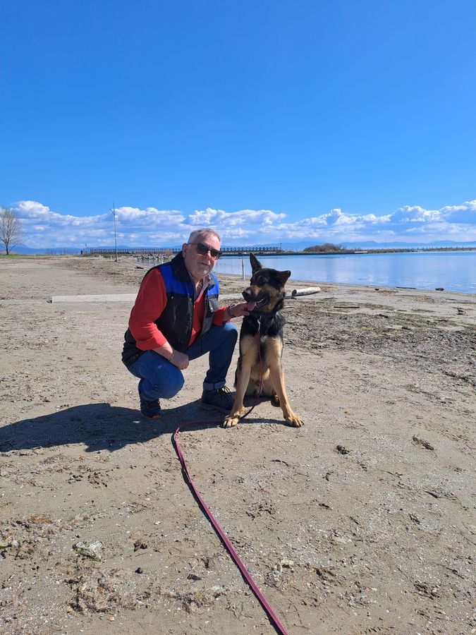 Enzo mit seinem Hund am Strand