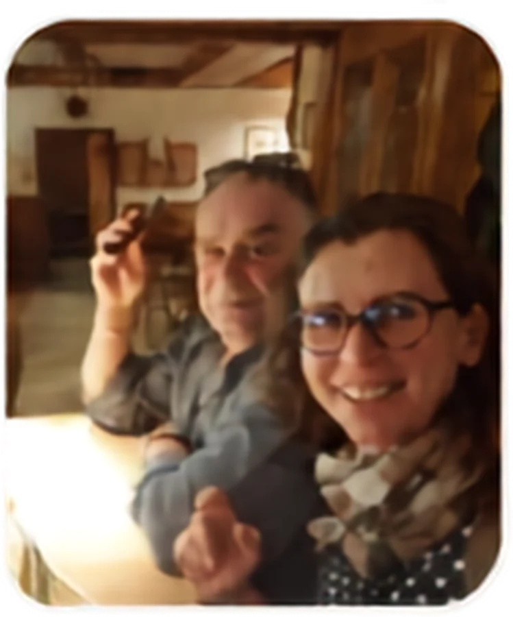 Enzo mit seiner Tochter am Tisch