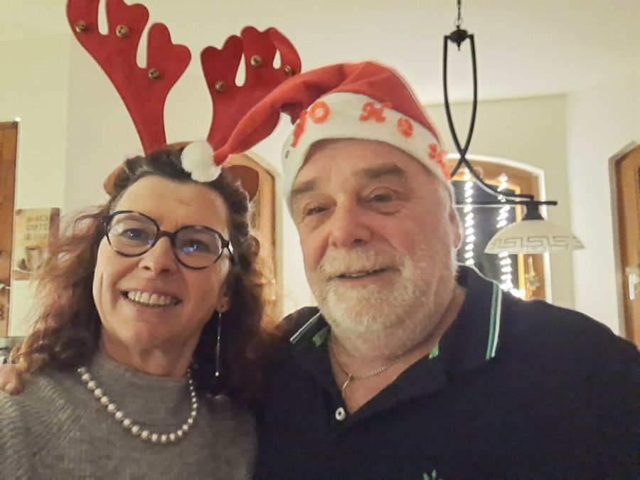 Weihnachten mit Geweih und Nikolausmütze