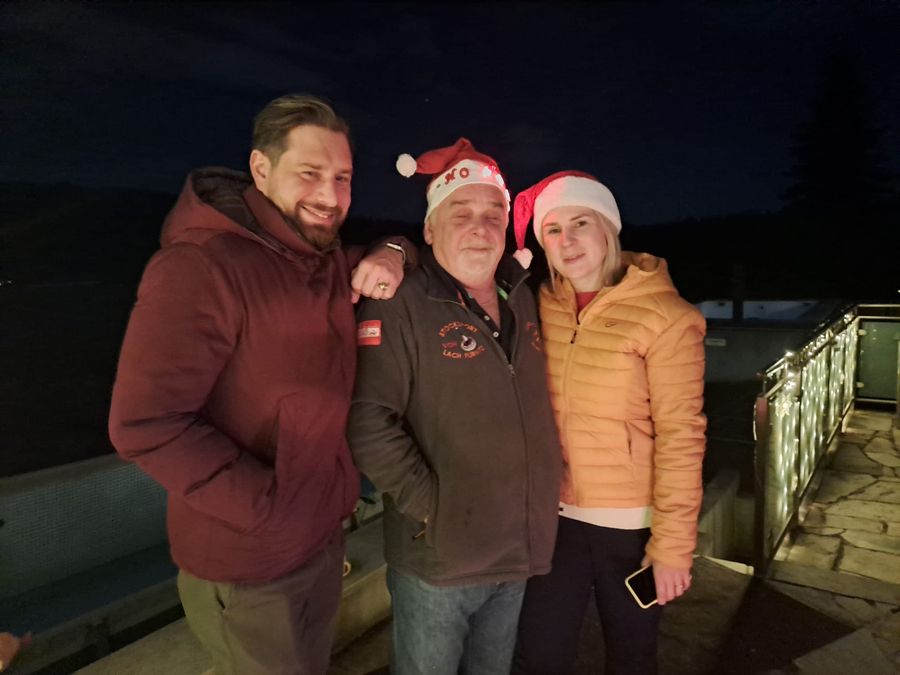 Mit Weihnachtsmützen am Abend